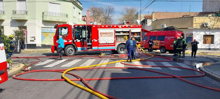 FOTO: Evacuaron a ancianos de un geriátrico tras incendio en un galpón de Barracas.