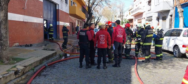 FOTO: Evacuaron a ancianos de un geriátrico tras incendio en un galpón de Barracas.