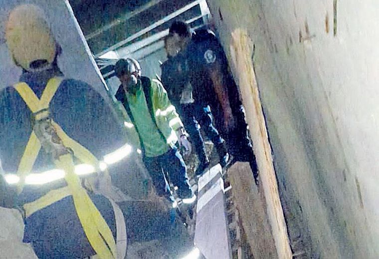 FOTO: Dos trabajadores cayeron por el hueco de un ascensor en La Plata. (El Día)