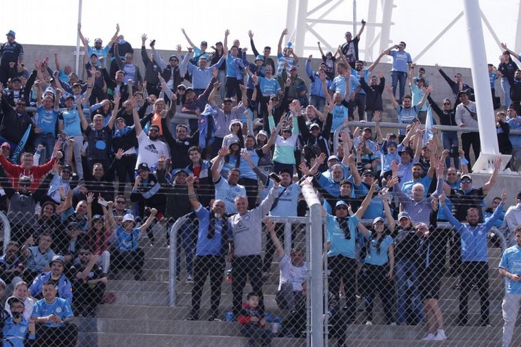 FOTO: La hinchada de Belgrano vive la previa del partido en el Estadio de San Nicolás.