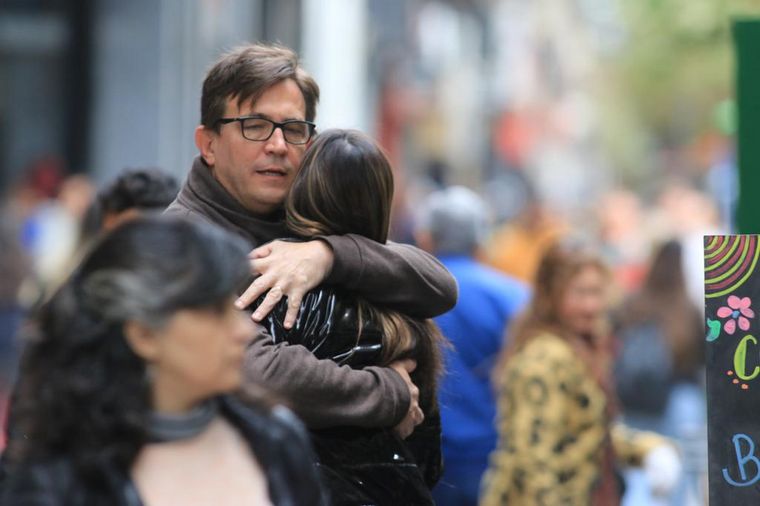 FOTO: Un hombre abraza a su pareja 