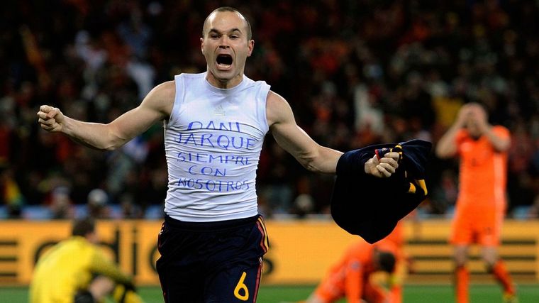 FOTO: Iniesta en un homenaje a su amigo fallecido.