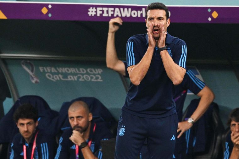 FOTO: Lionel Scaloni da indicaciones en el encuentro contra Australia.