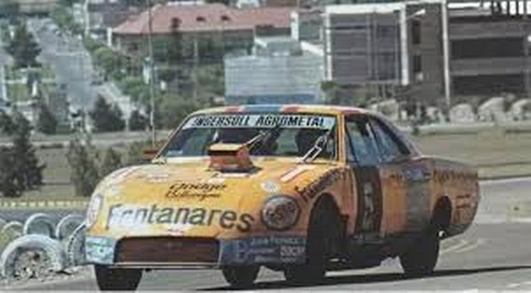 FOTO: El también cordobés Loeffel con su Dodge ganador en 1972.