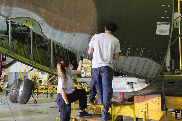 FOTO: Fadea entregó un nuevo Hércules modernizado a la Fuerza Aérea