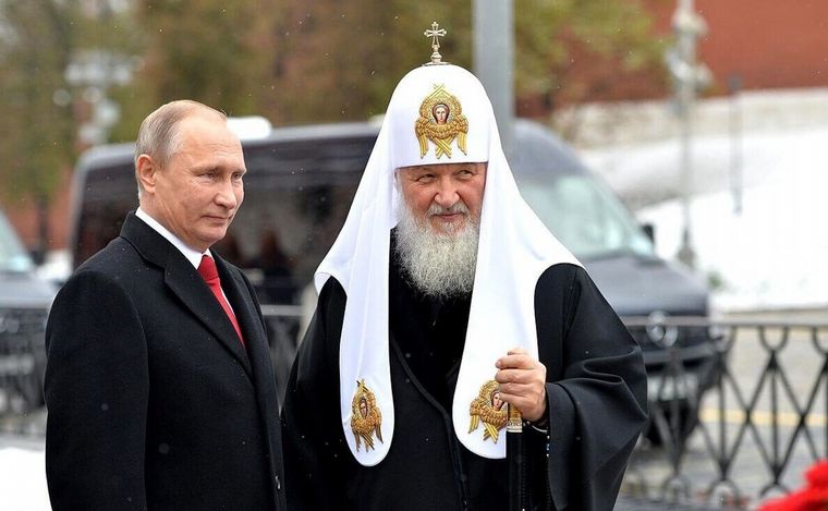 FOTO: Vladimir Putin junto al patriarca Kirill, quien le solicitó la 