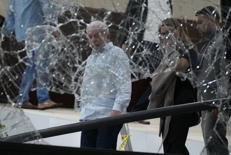 FOTO: Lula recorrió las dependencias públicas destruidas por bolsonaristas en Brasilia. 