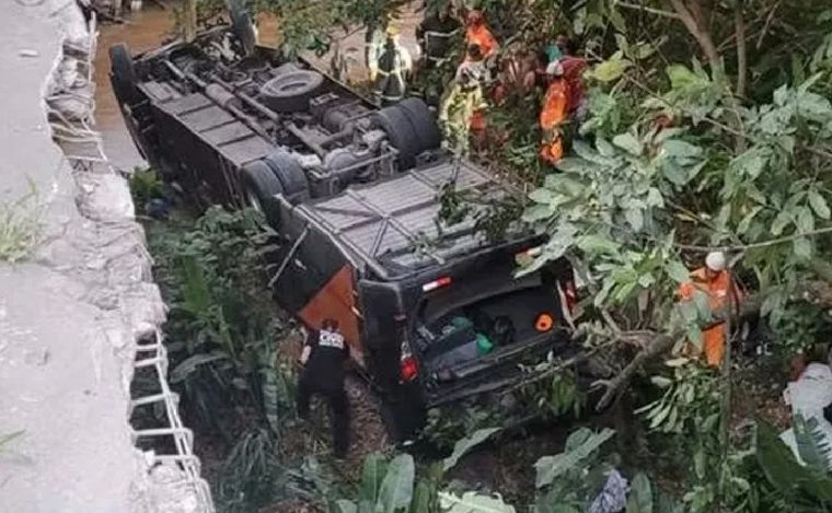 FOTO: Tragedia en Brasil: cuatro muertos al caer un micro de un puente.