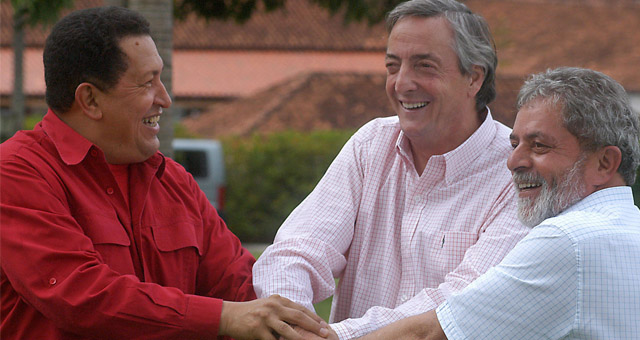 FOTO: Néstor Kirchner junto a Cristina Fernández en un acto político.