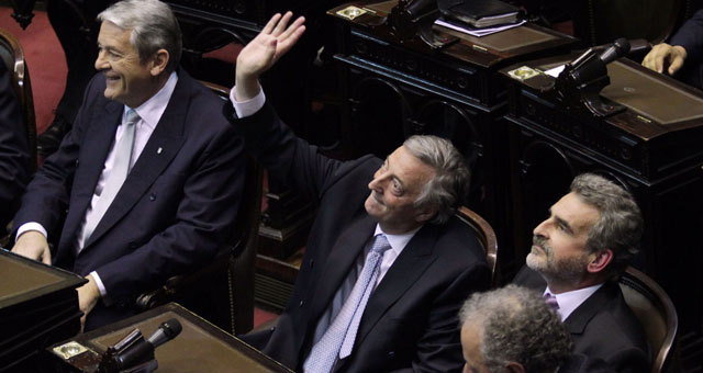 FOTO: Néstor Kirchner con su hija Florencia y Cristina, cuando ella asumió la Presidencia.