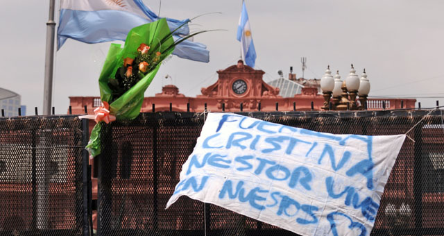 FOTO: Los sectores afines al kirchnerismo se congregaron frente a la Casa Rosada.