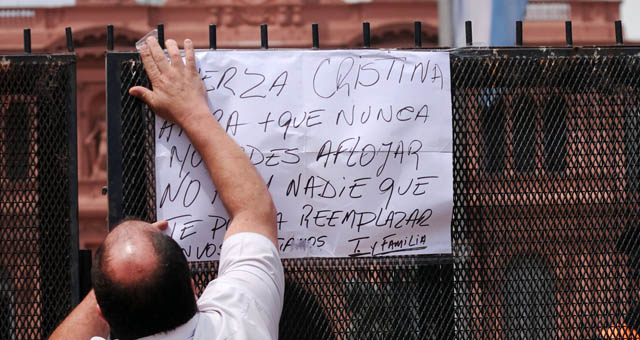 FOTO: Los sectores afines al kirchnerismo se congregaron frente a la Casa Rosada.