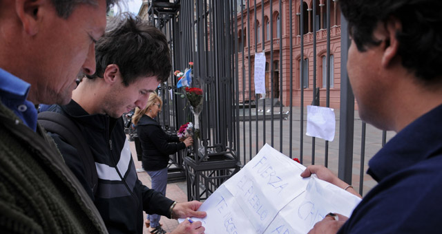 FOTO: Los sectores afines al kirchnerismo se congregaron frente a la Casa Rosada.