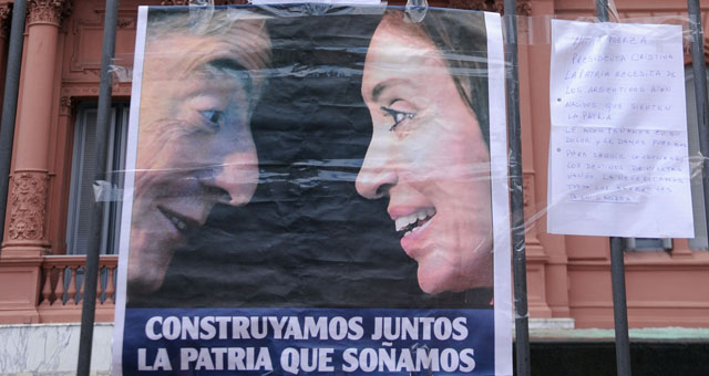 FOTO: Los sectores afines al kirchnerismo se congregaron frente a la Casa Rosada.