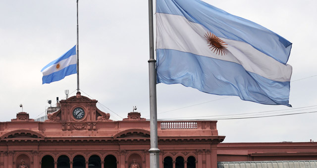 FOTO: Los sectores afines al kirchnerismo se congregaron frente a la Casa Rosada.