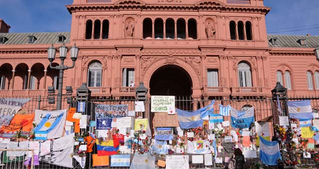 FOTO: Los sectores afines al kirchnerismo se congregaron frente a la Casa Rosada.