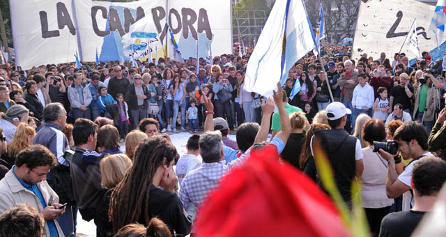 FOTO: Los sectores afines al kirchnerismo se congregaron frente a la Casa Rosada.