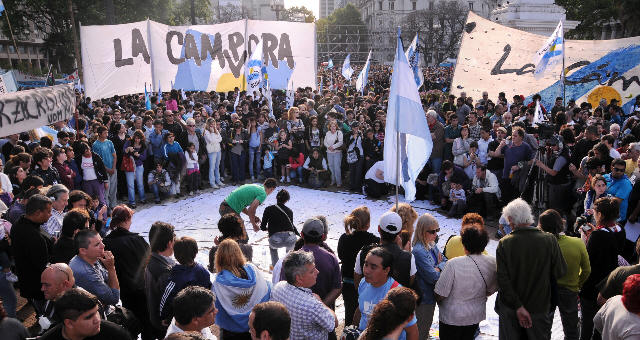 FOTO: Los sectores afines al kirchnerismo se congregaron frente a la Casa Rosada.