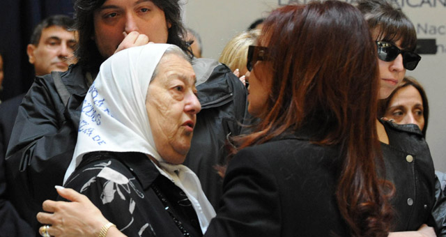 FOTO: Cristina de Kirchner, junto al ataúd en el Salón de los Patriotas Latinoamericanos.