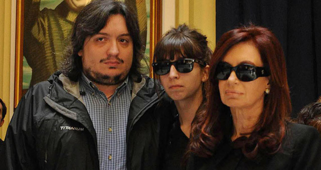 FOTO: Cristina de Kirchner junto al ataúd en el Salón de los Patriotas Latinoamericanos 