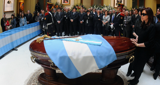 FOTO: Cristina de Kirchner y su hija Florencia participan del velatorio en el Salón de los Patriotas Latinoamericanos.