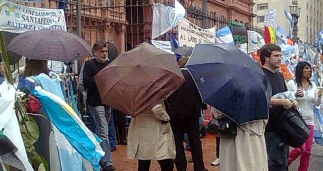 AUDIO: El cortejo llegó a Aeroparque ante la gran cantidad de gente que acompañó el recorrido (Informe de Orlando Morales). 