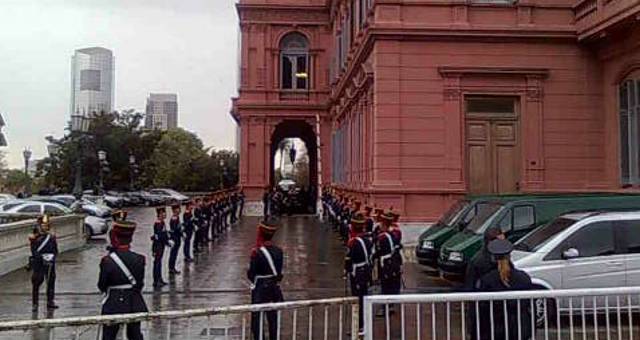 AUDIO: Alrededor de tres mil personas por hora ingresan a la capilla ardiente (Informe de Mauricio Conti)