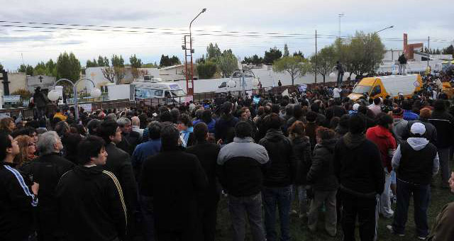 FOTO: Una multitud acompañó el traslado de los restos del ex mandatario en su ciudad.