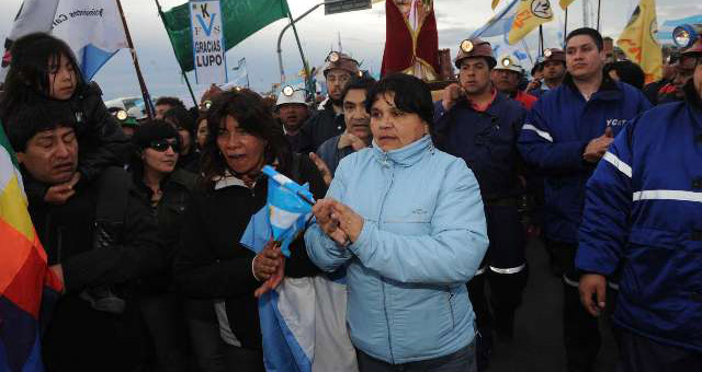 FOTO: Una multitud acompañó el traslado de los restos del ex presidente en su ciudad natal. 