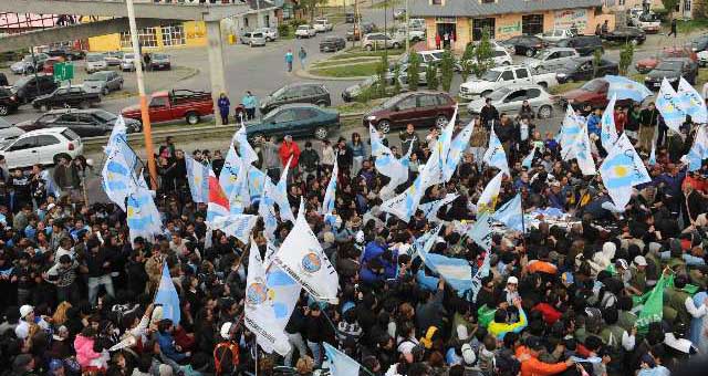 FOTO: Una multitud acompañó el traslado de los restos del ex presidente en su ciudad natal. 